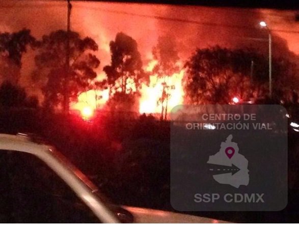 Fuerte incendio en pastizales de Cuemanco - CcwA2oGUcAEH7HS