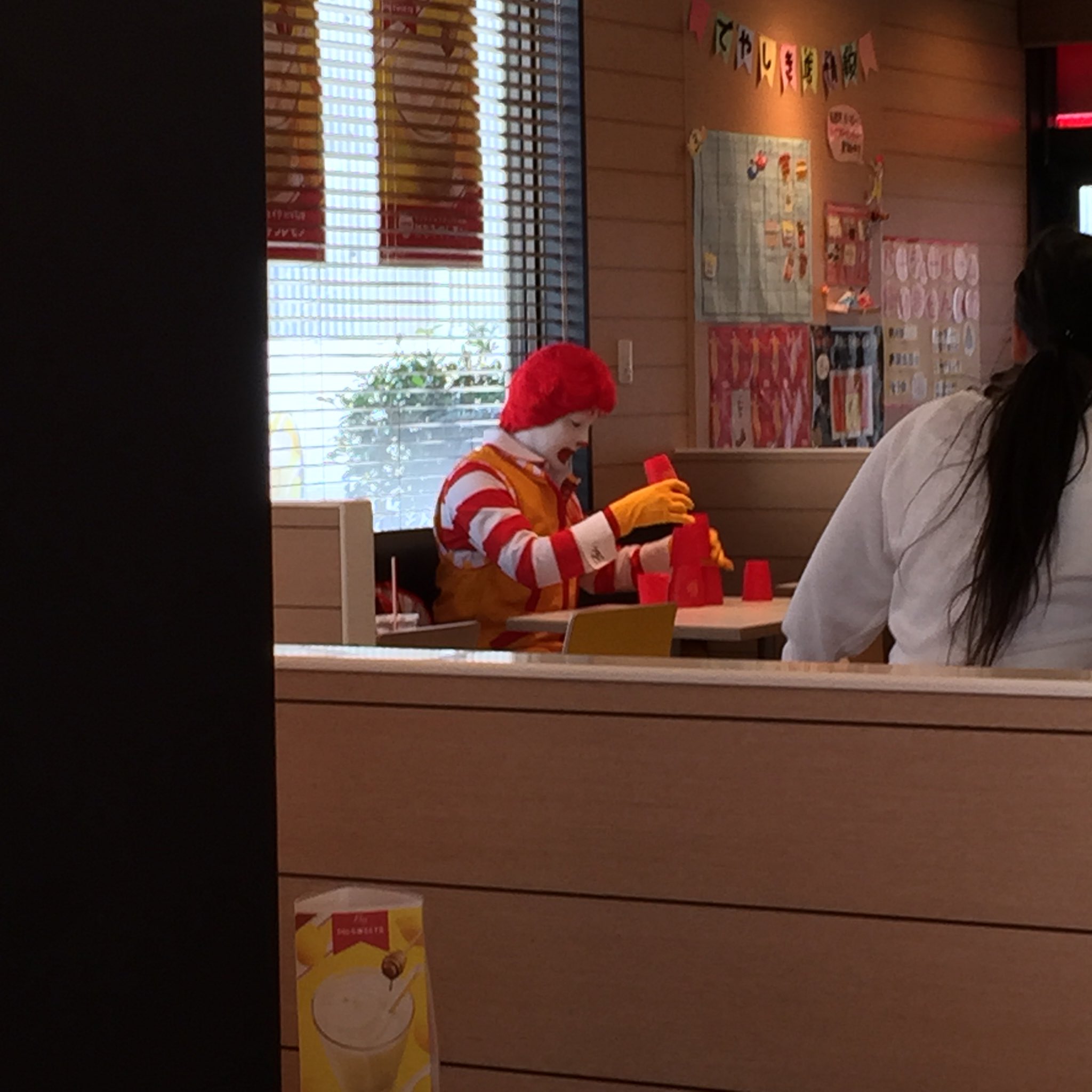 マクドナルドに行ったら めっちゃ怖いのが座ってた 話題の画像プラス マクドナルドに行ったら めっちゃ怖いのが座ってた 話題の画像プラス