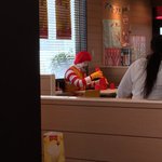 マクドナルドに行ったら、めっちゃ怖いのが座ってた..w