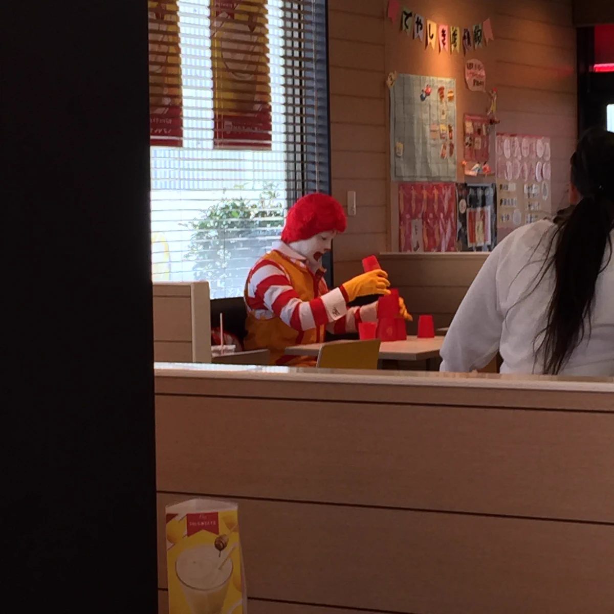 マクドナルドに行ったら、めっちゃ怖いのが座ってた..ww