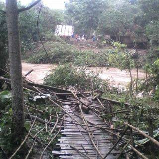 Jembatan gantung yang terbuat dari bambu ambrol tergerus arus air, Sabtu (5/3/2016) bit.ly/1TxrvPu