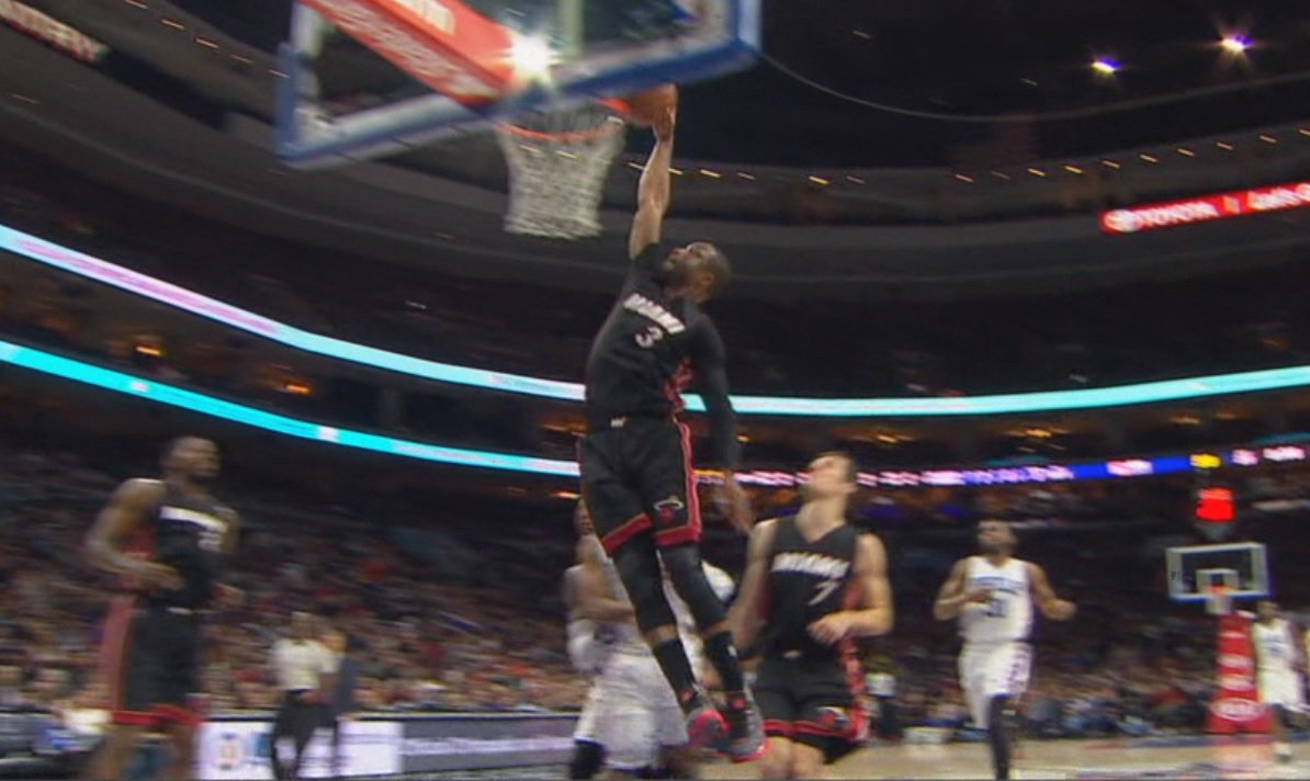 Dwyane Wade & @MiamiHeat win 4th straight, move a season-best 10 games over .500 #Heat bit.ly/1oWUhvi?utm_me… https://t.co/5DpvDqGnNP