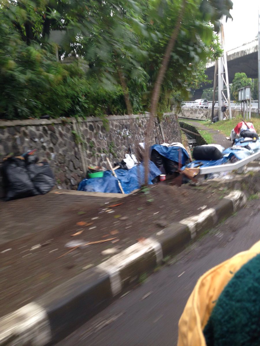 Kuloniku's tweet photo. Kang @ridwankamil , ini di samping ramp ke pasupati dr pasirkaliki (RSHS). Terus bertambah tiap hari. https://t.co/9AKivKzKJa