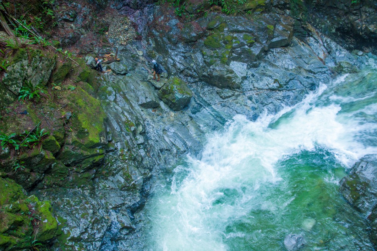 UFVGDD's tweet photo. Cascade Falls featuring a couple brave UFV GDD grads! #creativewoods #ufvgdd #photofriday https://t.co/zXnVX3hhjL