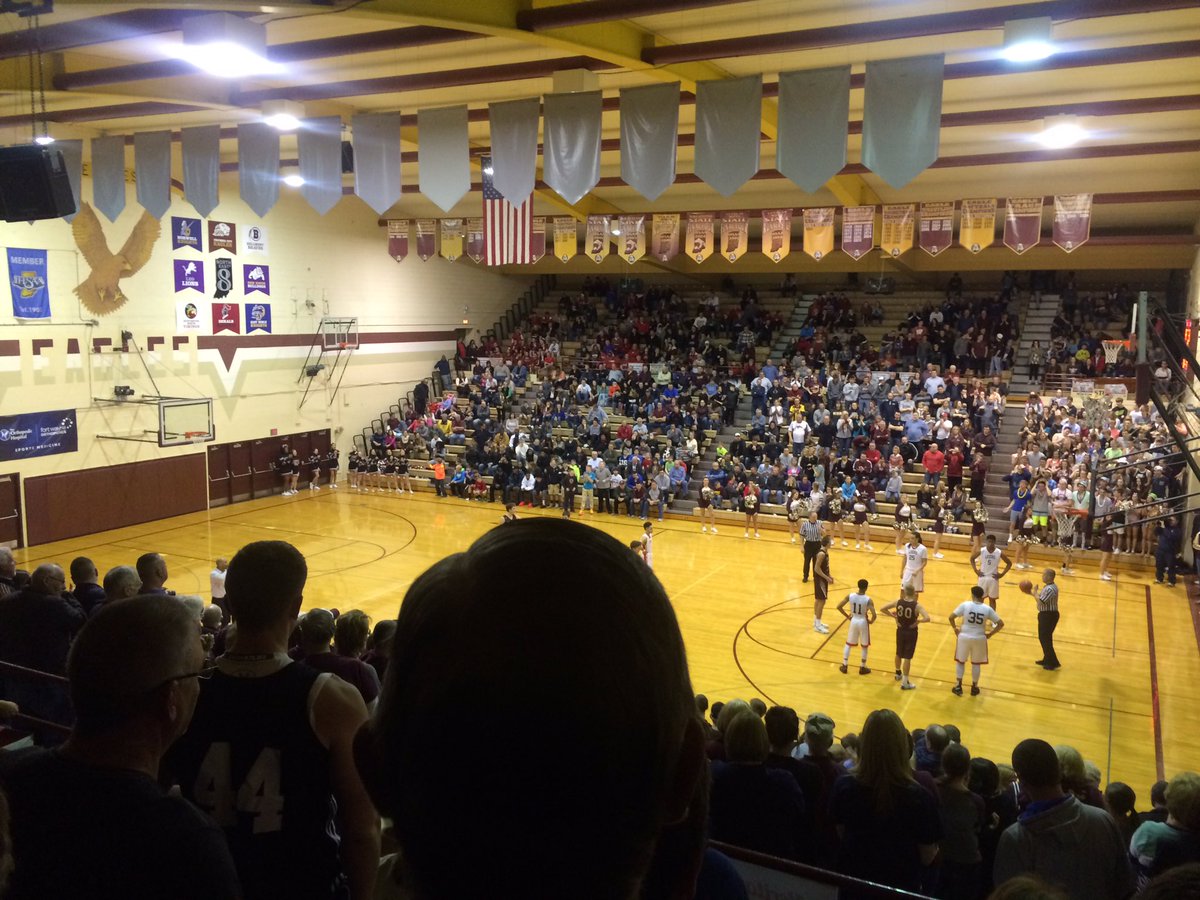 Geig84's tweet photo. 3k fans on their feet in the #sectional semi's with the game on the line late in the 4th. Nothing like it!! #INBB https://t.co/64rw3udO0u