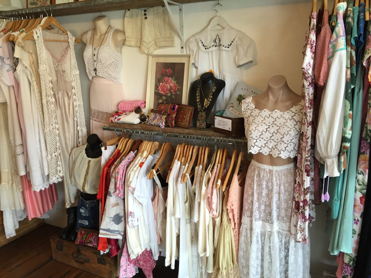 JennyRDowell's tweet image. Exploring #Lismore retro shops today #operationlocal Two Roads, Gleanings, Arthur Street