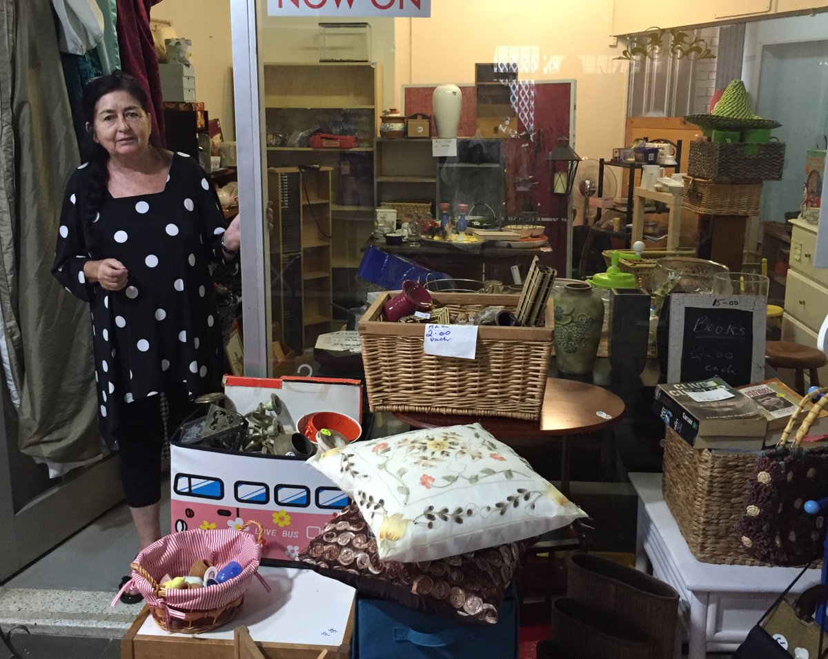 JennyRDowell's tweet image. Exploring #Lismore retro shops today #operationlocal Two Roads, Gleanings, Arthur Street