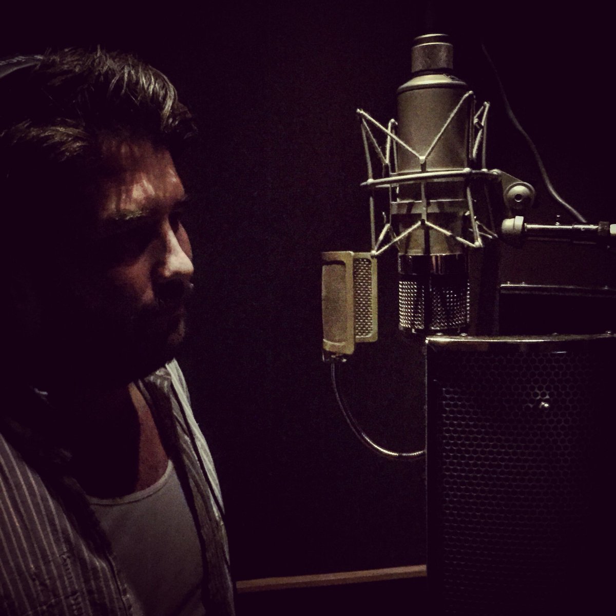 WarsongMusic's tweet photo. Oh yes. Ya'll know what time it is... #vocals #warsongmusic #inthestudio @gat3studio w/ @SiouxStudio https://t.co/D8YDNVbI47