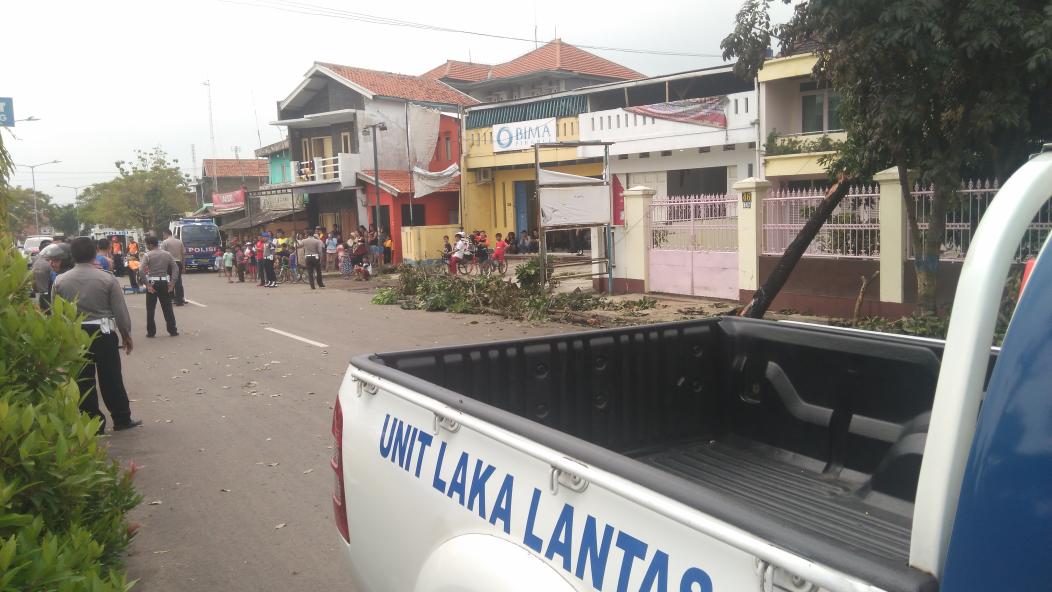 fachmidefa's tweet photo. Olah TKP jl gading tutuka soreang kecelakaan tunggal korban anggota polres bandung @PRFMnews @infobandung https://t.co/1pketcEDzn