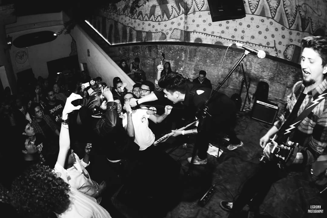 Mi canción, Luna ya es un éxito en todas las tiendas de música de habla hispana. Escuchala. Sé que te va a encantar.