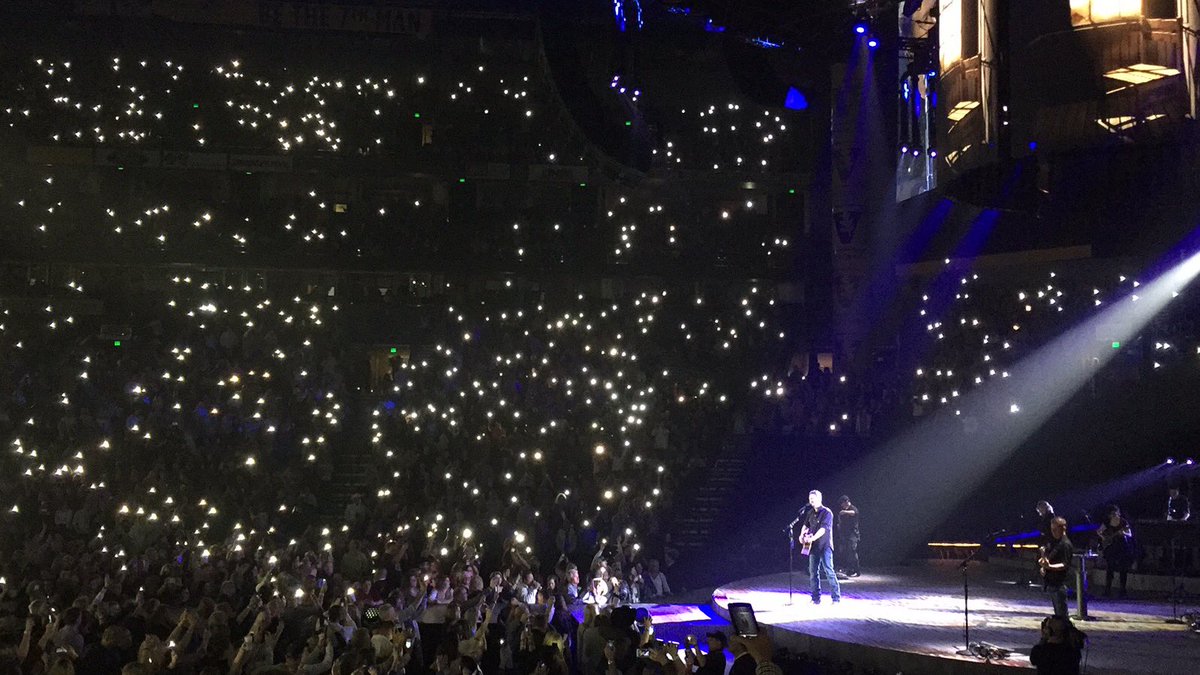 SugarDazed's tweet photo. @blakeshelton never disappoints!  #BSNashville is amazing and still going strong!!!! 👏👏👏 https://t.co/tW8hiviY9a