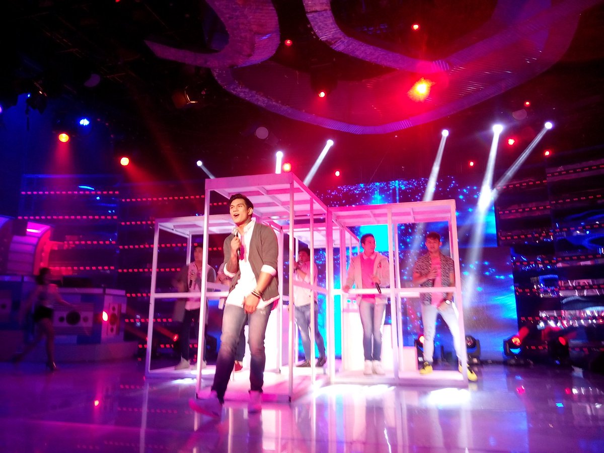 itsShowtimeNa's tweet photo. Hashtags with Locked Away! Di lang sa sayawan ang labanan, pati sa kantahan! #ShowtimeTheHeatisOn https://t.co/iHYMyOXjDc