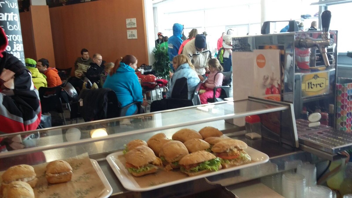 Alto_Campoo's tweet photo. ¡Hora del aperitivo! Hasta la 13h, te esperamos en el Multiusos y El Chivo con pincho+cerve o refresco por 2,5€ https://t.co/V6inUljAtH