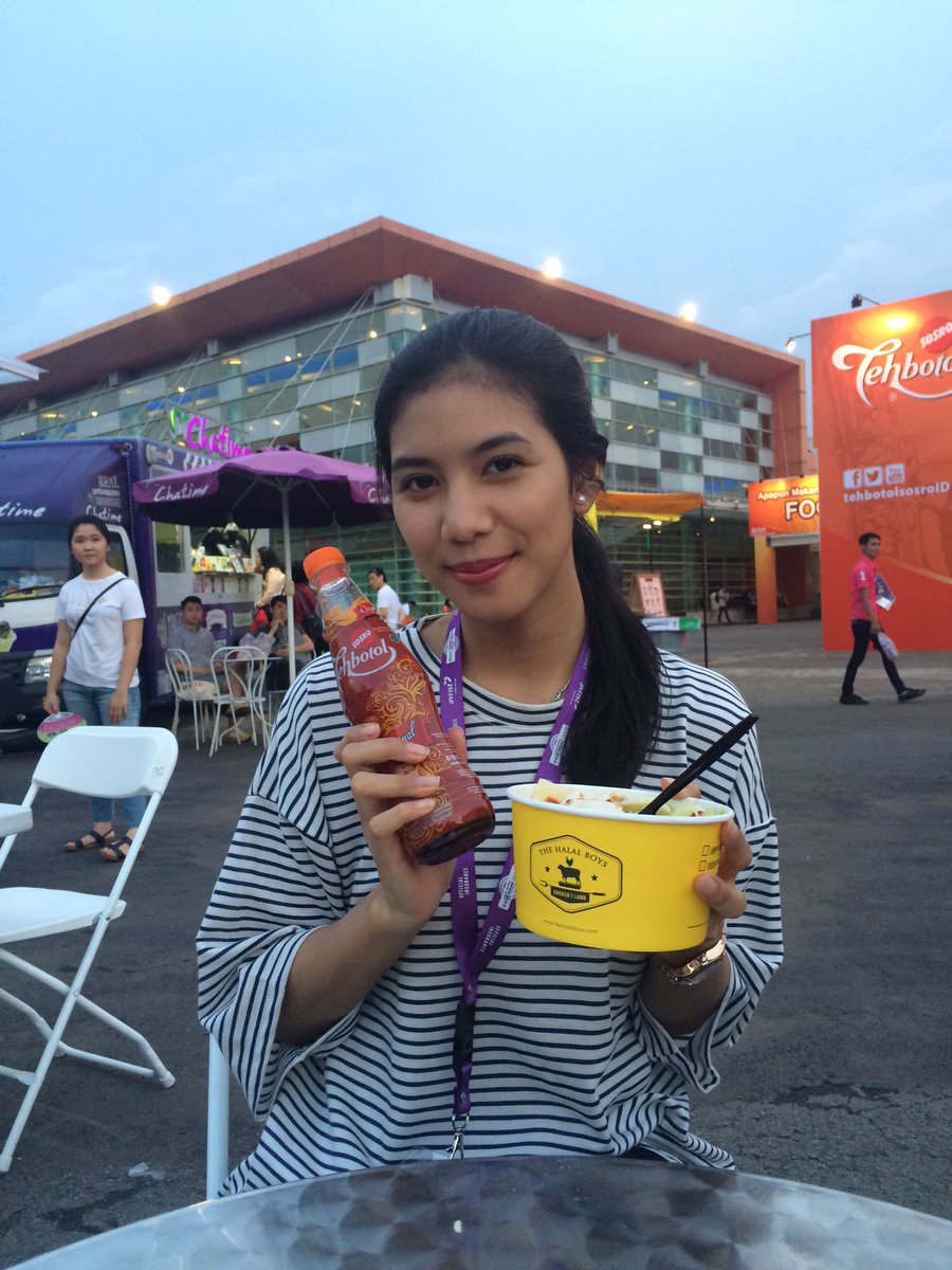 rivanty's tweet photo. Yeay makan lagi! Biarin aja gendut yang penting happy makan dan minum teh botol sosro :D https://t.co/Y5bDf6wYcv