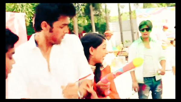 desiswift's tweet photo. "Main PaNi daloon?"
Unexplainable of how much I love this dialogue. xD <3 #MaNan #Holi #Cutays https://t.co/w24cUbB5mO