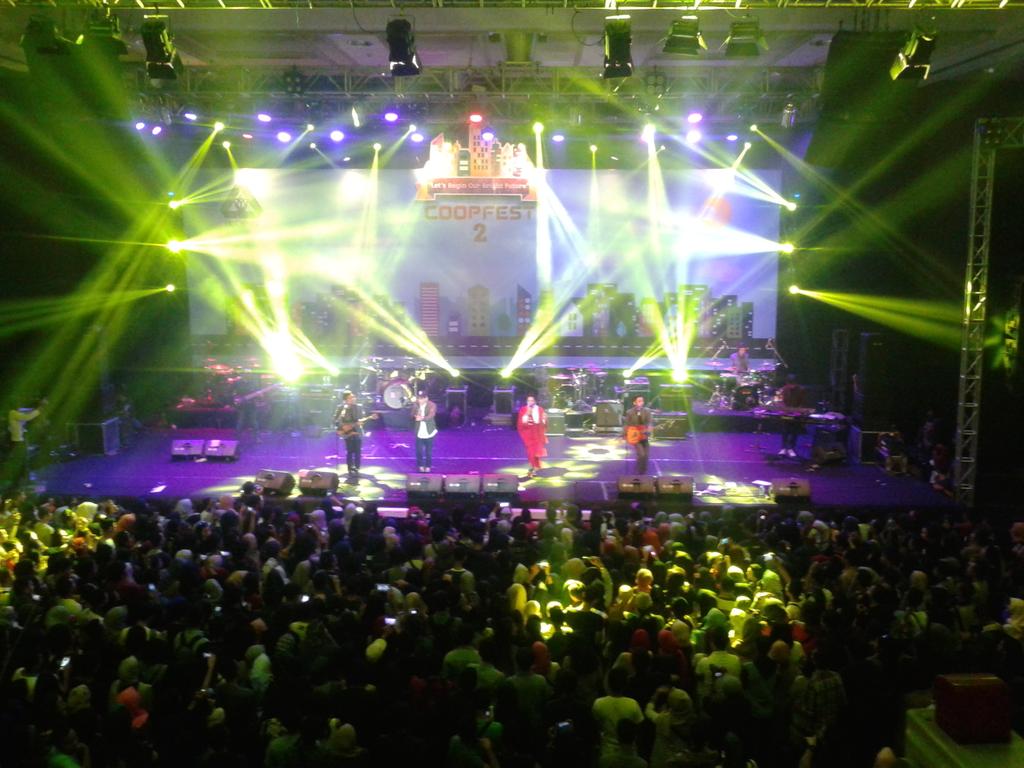 NOW!! HIVI - Merakit perahu. Masih di #coopfest2 #COOPEOPLE