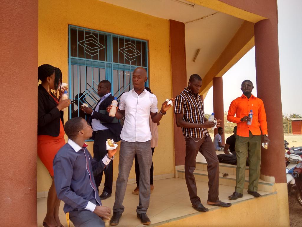OpenBurkina's tweet image. C&apos;est la pause &quot;café-croissant&quot; ici à l&apos;ISPP à l&apos;#OpenDataDay. Et des discussions continuent.