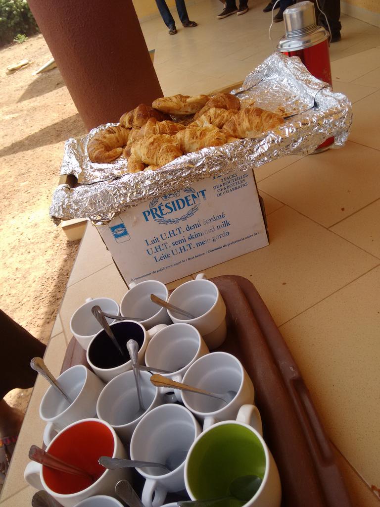 OpenBurkina's tweet image. C&apos;est la pause &quot;café-croissant&quot; ici à l&apos;ISPP à l&apos;#OpenDataDay. Et des discussions continuent.