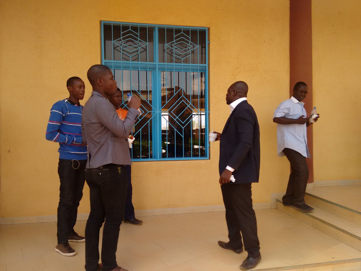 OpenBurkina's tweet image. C&apos;est la pause &quot;café-croissant&quot; ici à l&apos;ISPP à l&apos;#OpenDataDay. Et des discussions continuent.