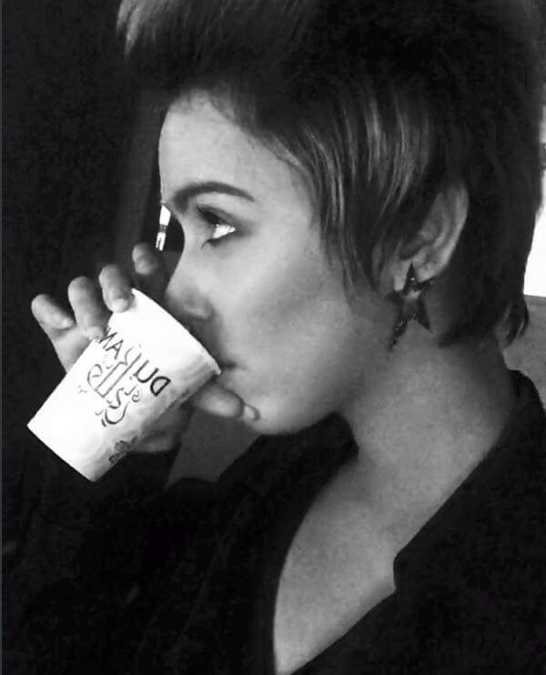 بعض النهايات ؛ مُرة كالقَهوة !
ولكنها تجعلكَ شخصاً مُتيقظاً , مُتنبهاً 💔