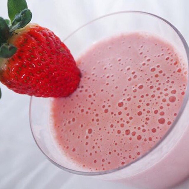 BurpeesBarbells's tweet photo. Strawberry Fields Complete shake for breakfast 🍓🍓🍓 - want the recipe? Free Smoothie ebook - DM me 💋😋 #healthyhabits https://t.co/Km2oiiYMUR