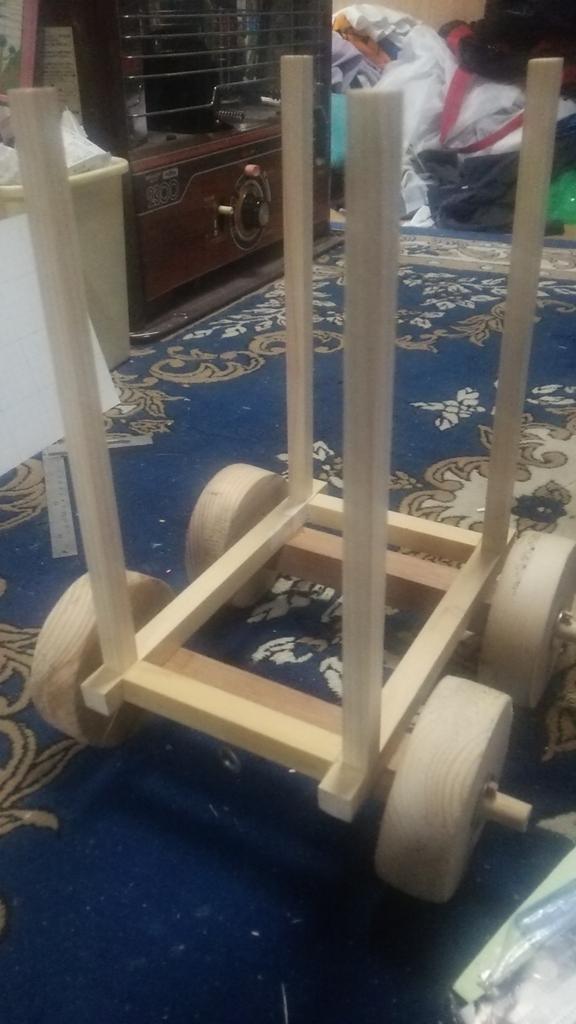 D86Takuya's tweet photo. 佐原型山車製作プロジェクト③

柱組み立て中 https://t.co/LwU8pN8z7D