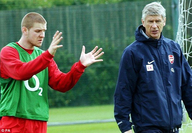 tomgunner14's tweet photo. Arsene Wenger almost bought Mauricio Pochettino from Bordeaux in 2003 but went for Philippe Senderos instead. [Mail] https://t.co/xGIWeERQMR