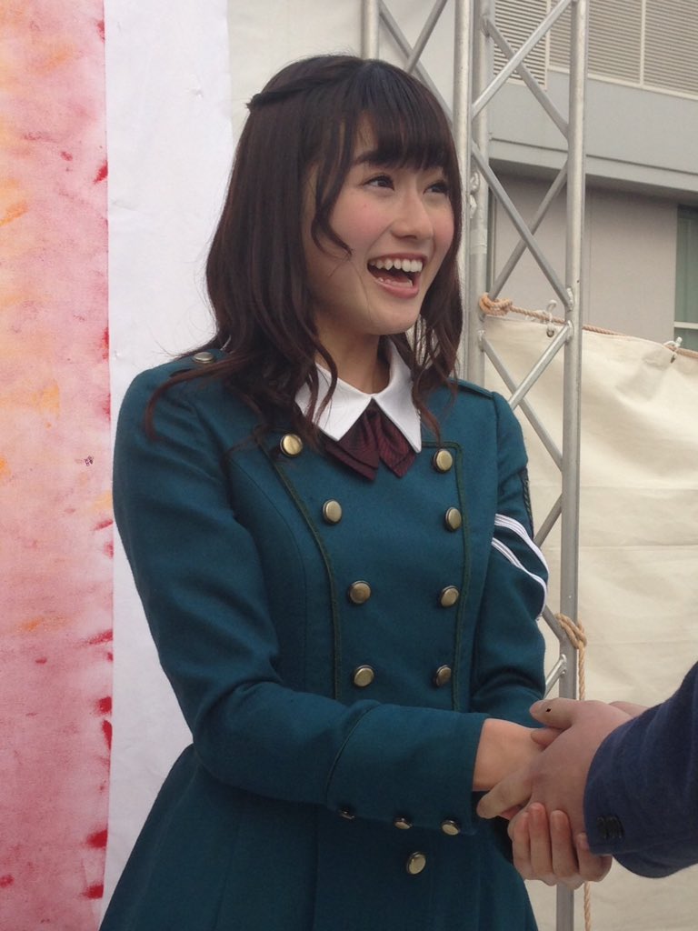 握手会で笑顔で握手をしている守屋茜の画像