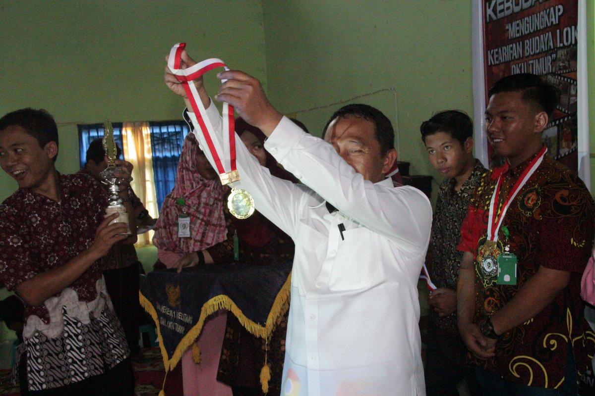 Pemberian penghargaan pemenang film dokumenter di aula SMA N 1 BELITANG