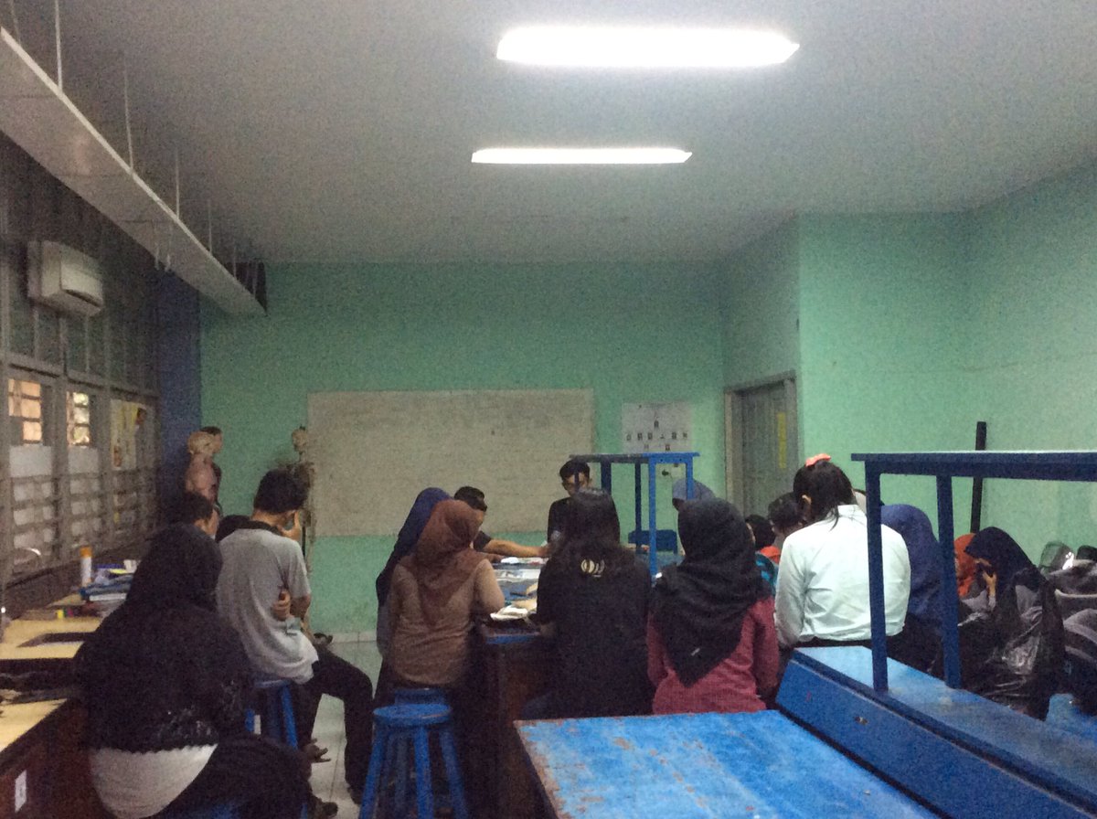 Sedang berlangsung rapat prescription 2016‼️
Semangat panitia
Salam #prescription2016
@BEMKemafarUH