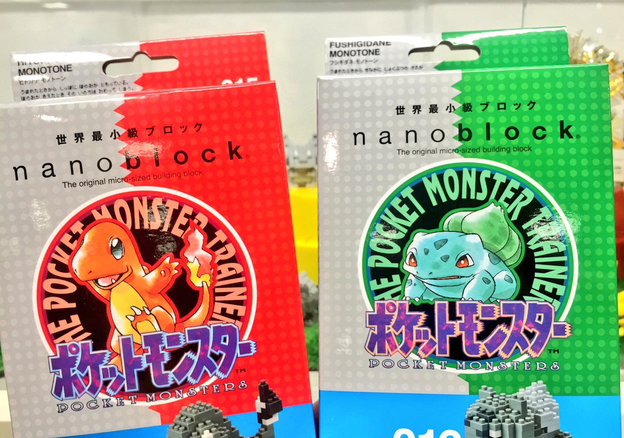 梅田ロフト 初代風パッケージ見てたら目から涙が 初代 が発売された当時のゲームボーイ画面をイメージしたモノクロナノブロックなど ポケモン周年を祝いグッズ販売中 あれから年 30代ほいほい ゲットだぜ バラエティ雑貨 T Co