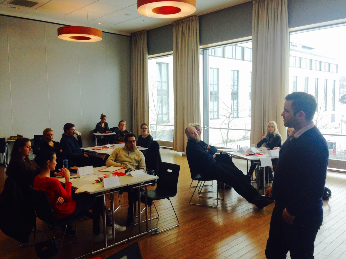 KariMostraum's tweet photo. "Foreningslederen" er dagens tema! @ThomasAxelsen starter økta foran en litt trøtt gjeng😄@Foreninger @KarsentUiO https://t.co/KN3Nq6tQVa