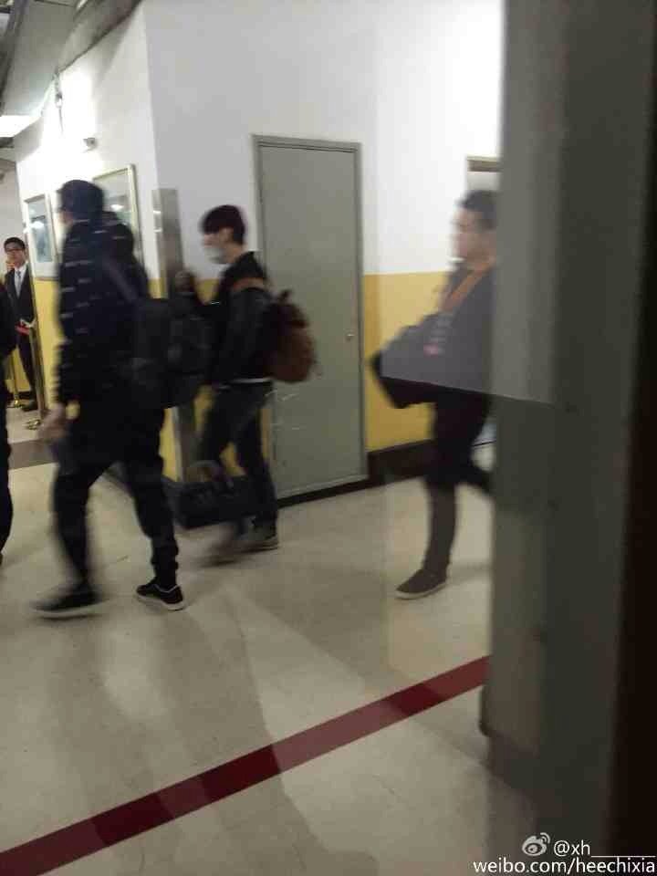 ibaekrauhls's tweet photo. @ibaekrauhls Chanyeol heading to the venue (DSC) for rehearsals. 

cr.xh________ https://t.co/Fn6r1zaqXj
