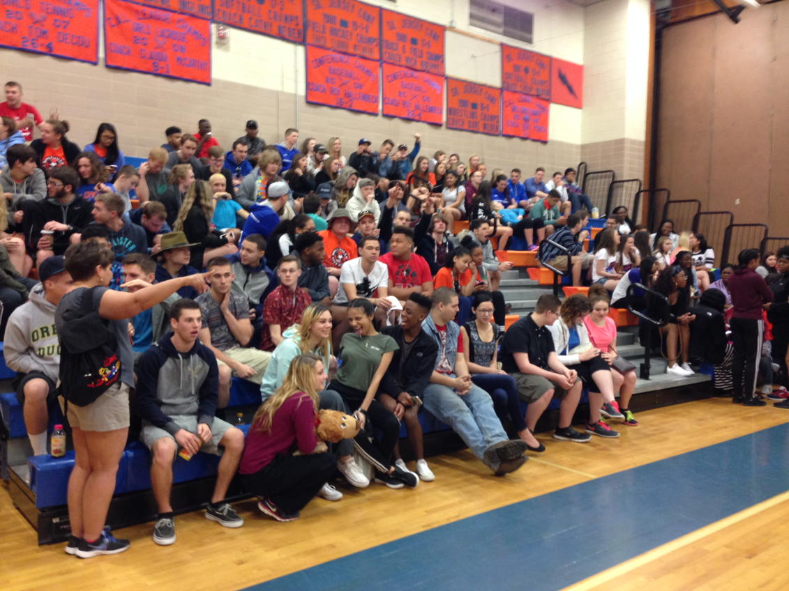 MSHSPrincipal's tweet photo. MSHS Senior Trip 2016-getting ready to go! #MSHS2016 https://t.co/yutjlHSqPu