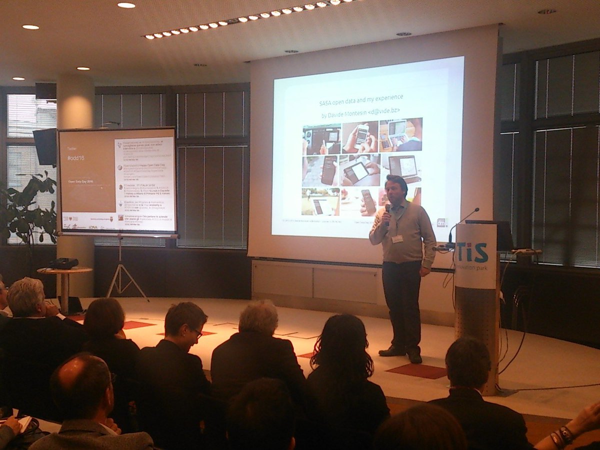DatiTrentinoit's tweet image. #ODD16 opendata in action in BZ: @davidemontesin e il riuso dei dati dei trasporti