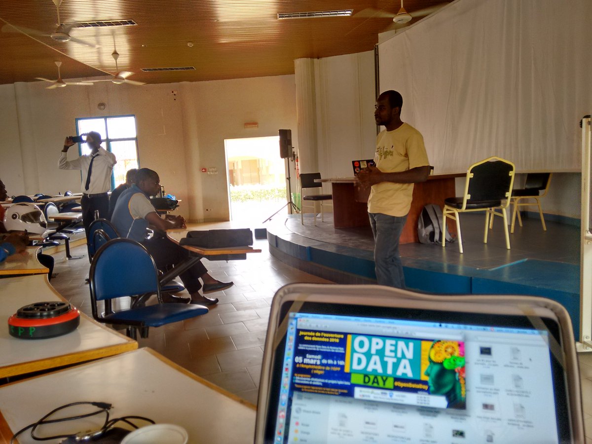 y_jus's tweet image. Les différentes communautés présentes à l&apos;#OpenDataDay se  présentent. @titinto_ parle de @okfnbf ...@OpenBurkina