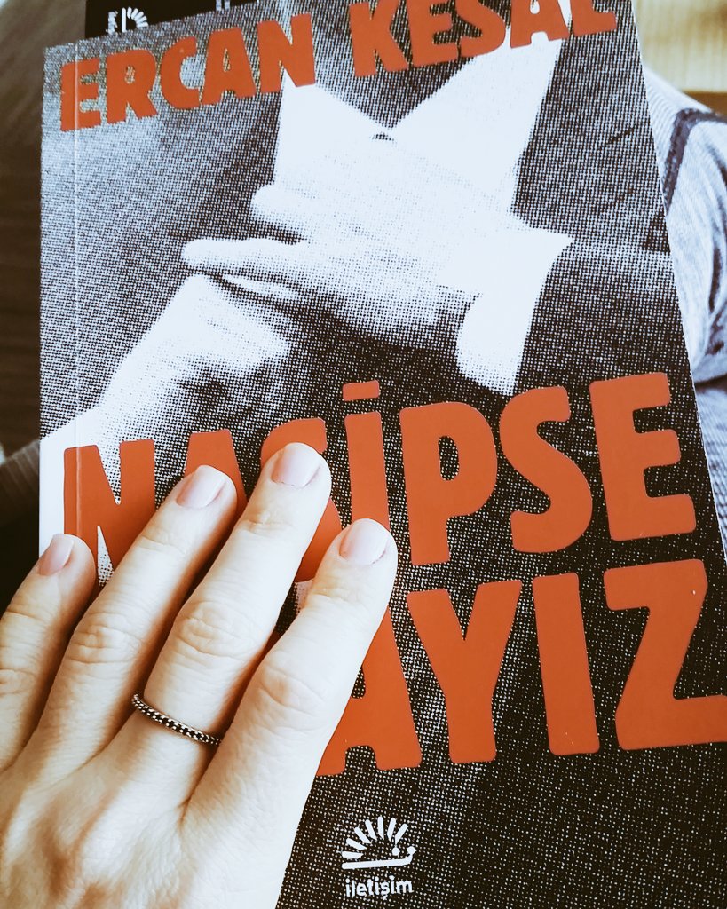Beklerken yapılacak en iyi şey! 
#ercankesal #nasipseadayız <a href="/iletisimyayin/">İletişim Yayınları</a> #waiting #reading