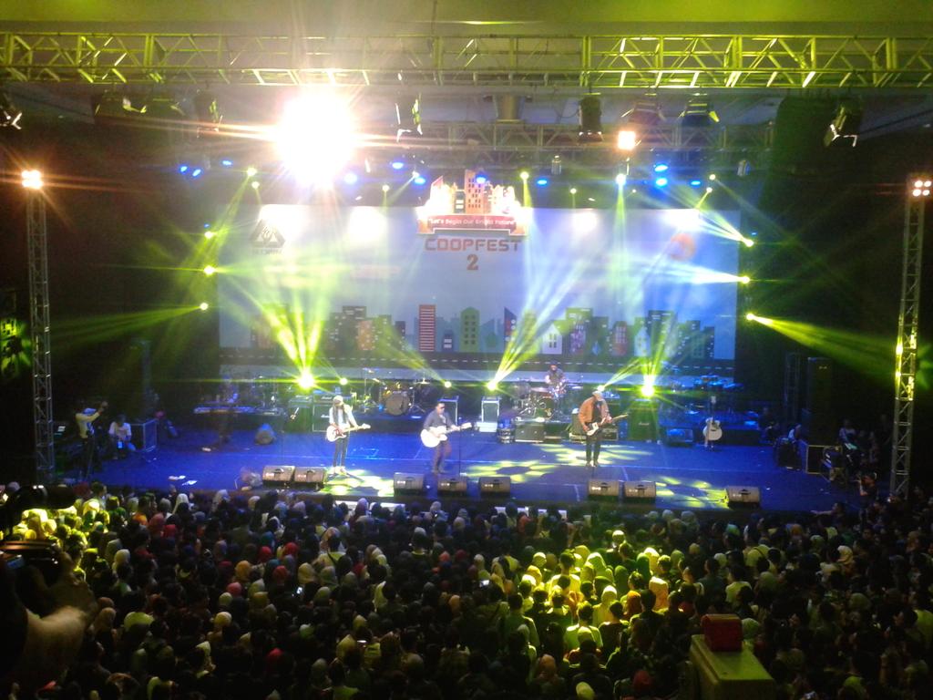 Mengapa aku begini~ jangan kau pertanyakan~~ Singing with <a href="/Naifband/">NAIF</a> #COOPFEST2