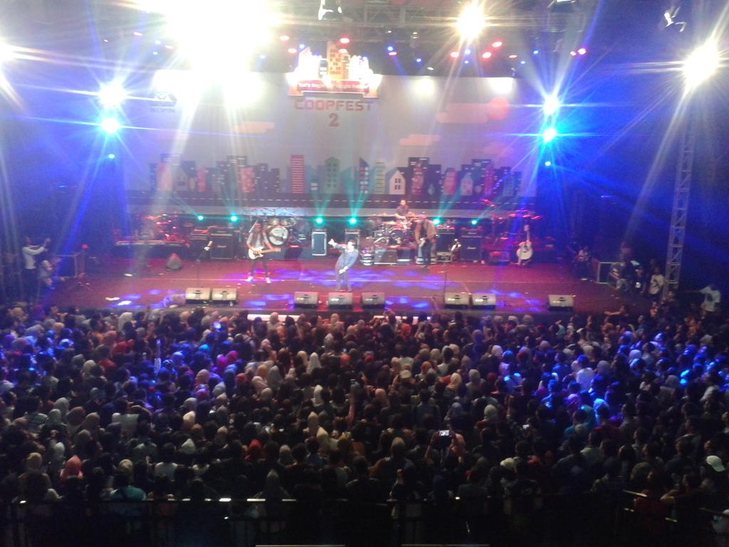 Curi-curi pandang with <a href="/Naifband/">NAIF</a> ,  yang penting bukan curi dompet orang disebelah aja hihi #COOPFEST2