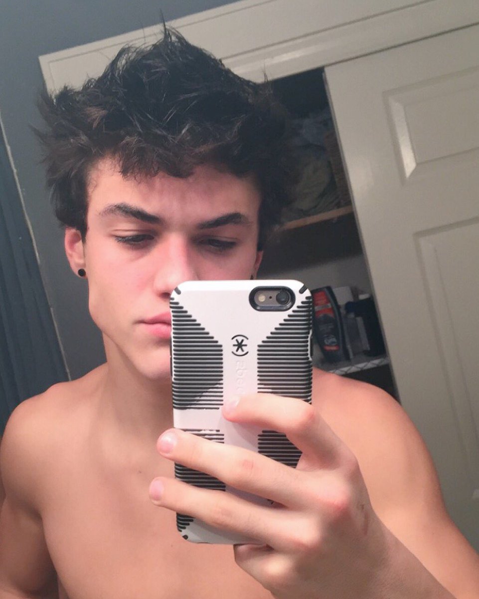 EthanDolan's tweet photo. Mirror Ethan https://t.co/s5UhVIHG4w
