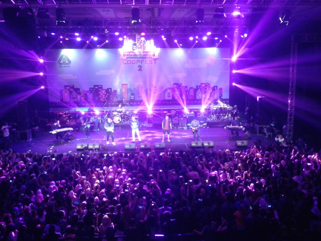 Akhirnya yang ditunggu-tunggu datang juga.. KAHITNA!!! #COOPFEST2