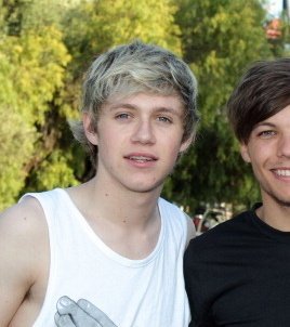 2012niallpics's tweet photo. June 15, 2012 - At Six Flags Magic Moutain, CA https://t.co/oNUSEGyHls