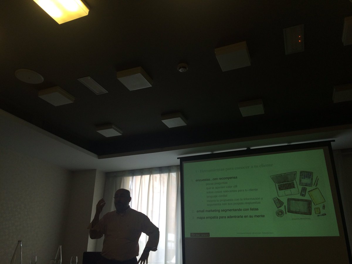 APFVA's tweet photo. @VicenteNadal dándolo todo en su taller de marketing organizado por @APFVA https://t.co/MbdR5G2QIb