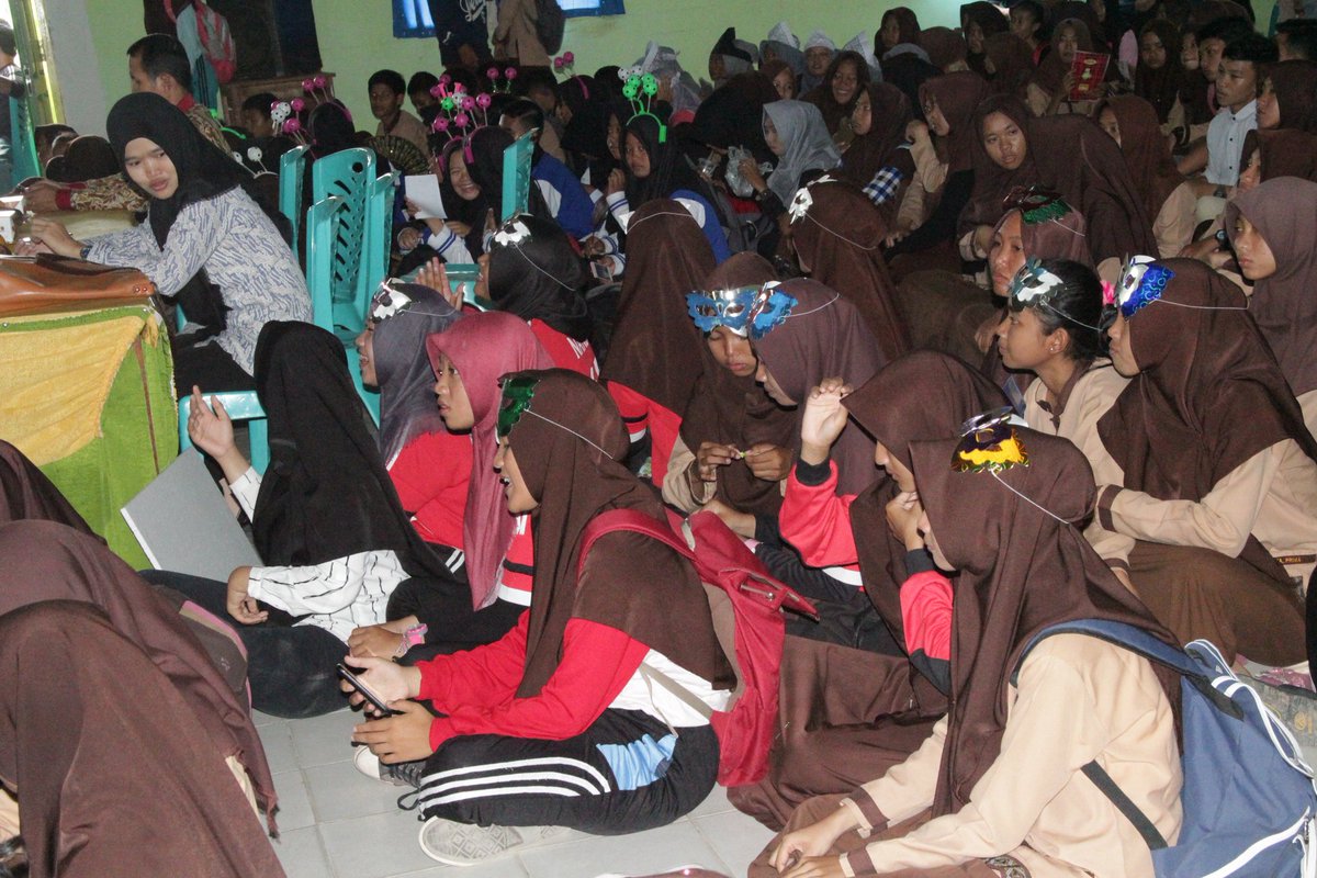 Siswa/siswi sedang menyaksikan film dokumenter di aula SMA N 1 BELITANG