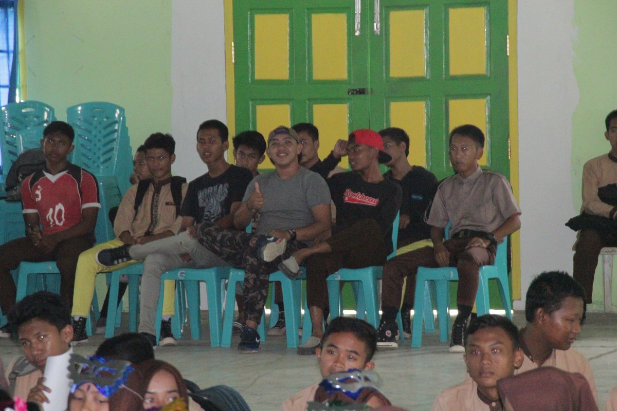 Siswa/siswi sedang menyaksikan film yang sedang berlangsung dan ada juga yang sedang berselfi ria saat film diputar