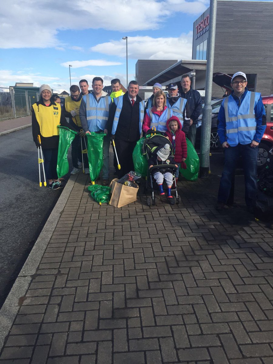 BuckshawTesco's tweet image. @stopforth_paul and a couple of lads helping with #CleanForTheQueen weekend