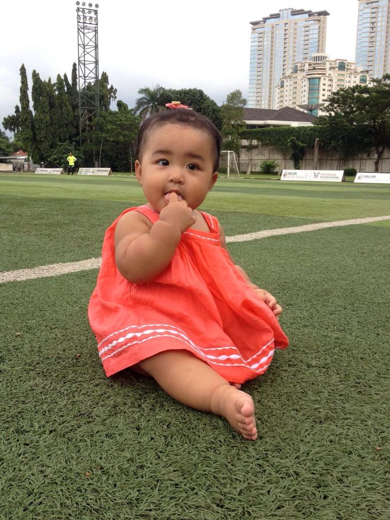 cantik nya cucu ku ini...