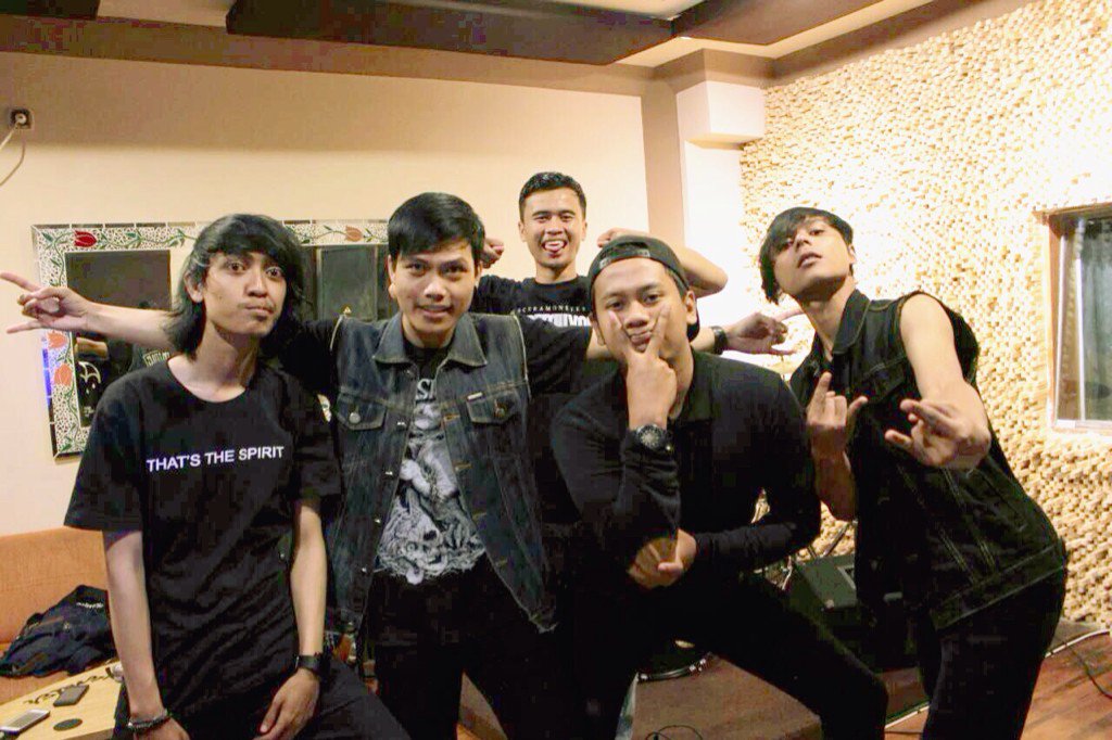 Sekitar jam 22:00 nanti kami bakalan mereleased single terbaru kami yang berjudul "PANTOMIM" di chanel youtube kami👌