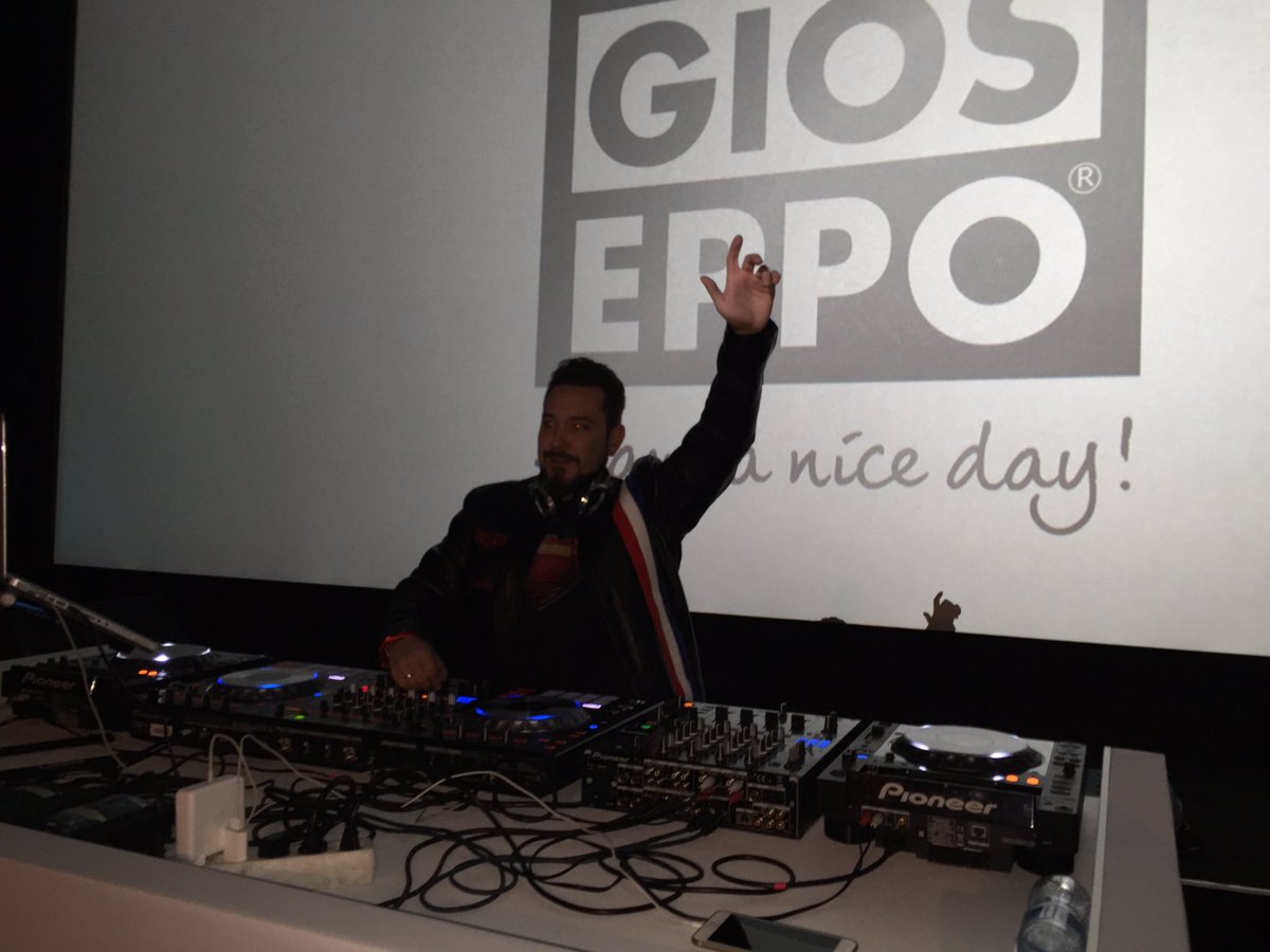 Con <a href="/carlosjean/">Carlos Jean</a> y <a href="/ElsaPataky_/">Elsa Pataky</a> en el 25 aniversario de <a href="/Gioseppo/">Gioseppo</a> en @cinecallao