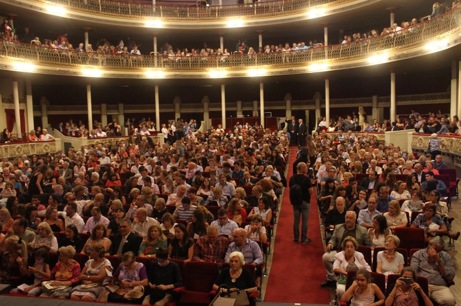 InfoPlatensetw's tweet photo. Ante una multitud que colmó la sala, el Coliseo levantó el telón en su 130° Aniversario https://t.co/7yfs1g1lwi https://t.co/KCRBvypxAz